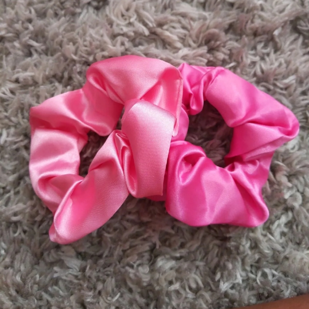 2 pink scrunchies